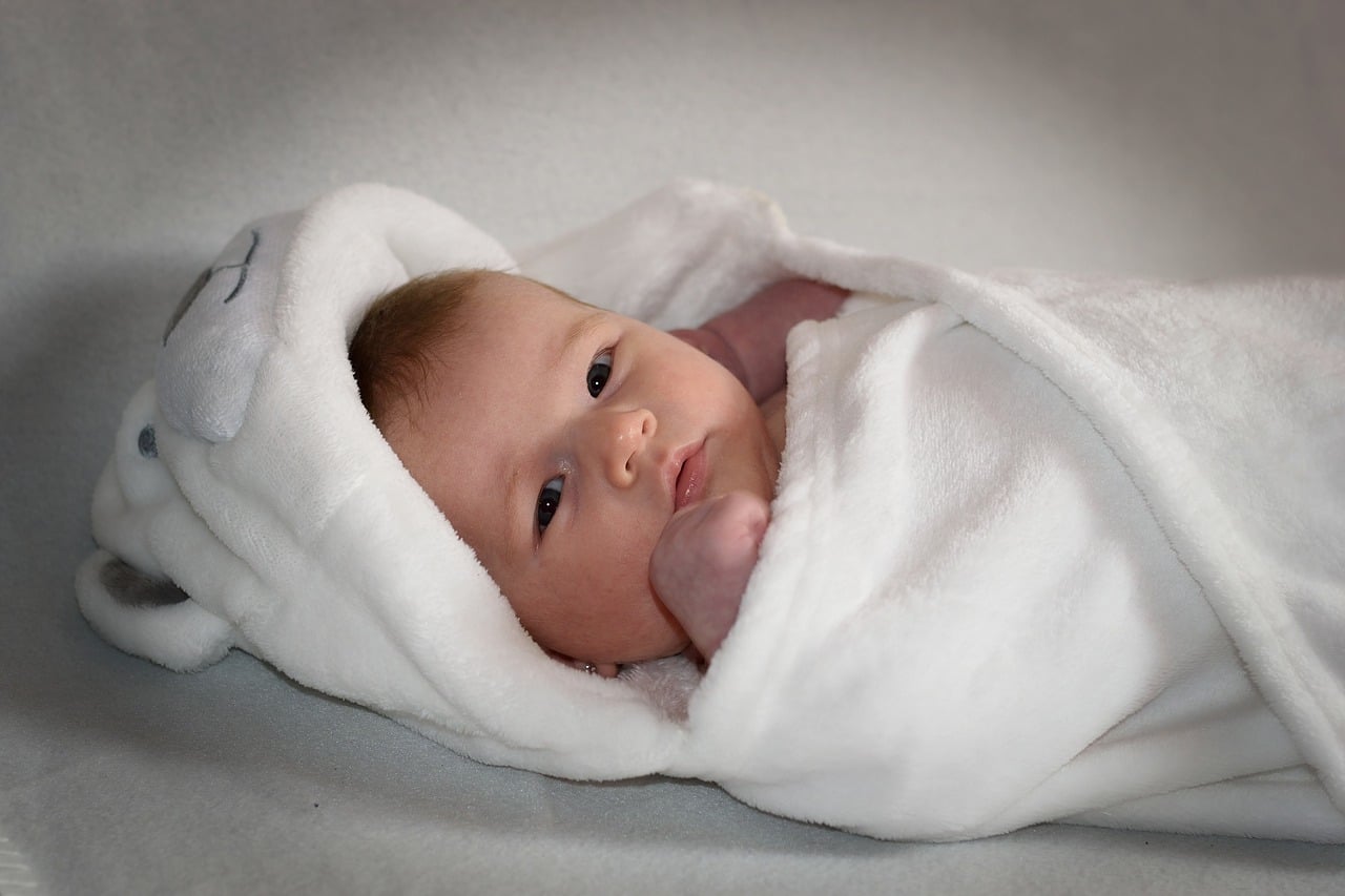 Managing Newborn Clothing: When to Size Up